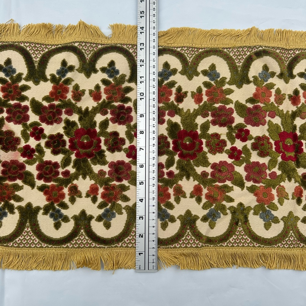 🎄 Vintage Floral Velvet Christmas Table Runner with Fringe 🎄 - Picture 4 of 6